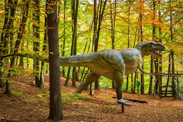 Modelo realista de dinosaurios en el Parque Jurásico de Gdansk Oliwa — Foto de Stock