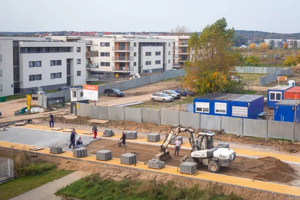 Trabajadores construyendo nueva carretera de adoquines en la zona residencial de Pruszcz Gdanski, Polonia —  Fotos de Stock