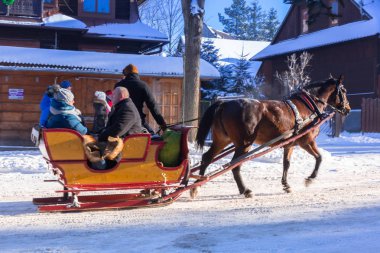 Karlı Zakopane şehir at arabası