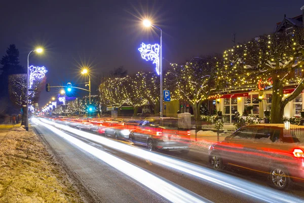 Belle illumination hivernale sur la rue enneigée de Gdansk — Photo