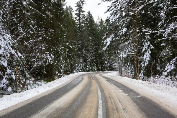 Besneeuwde straat in Tatra gebergte — Stockfoto