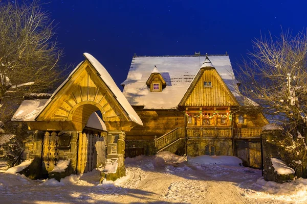 Drewniana architektura Zakopanego w snowy nocy — Zdjęcie stockowe