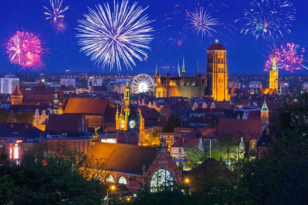Año Nuevo espectáculo de fuegos artificiales en Gdansk — Foto de Stock