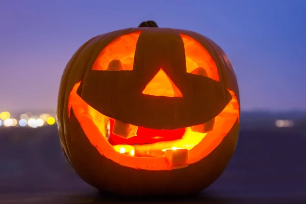 Светящаяся тыква Хэллоуина — стоковое фото