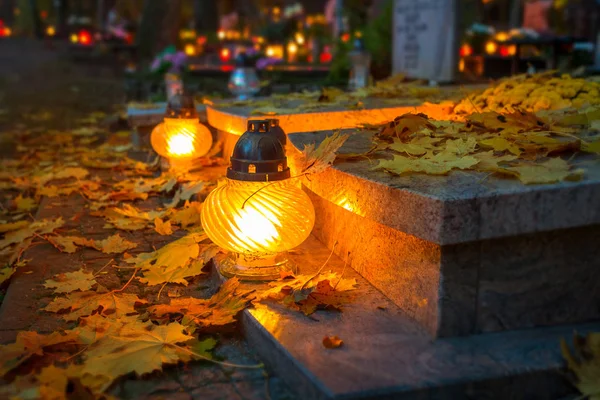 Velas coloridas no cemitério — Fotografia de Stock