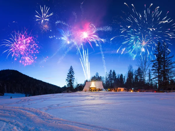 Affichage de feux d'artifice Nouvel An dans les montagnes Tatra — Photo