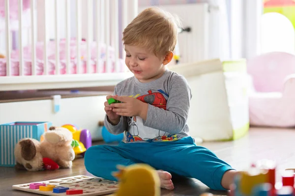 Kisfiú játszik a játékokkal — Stock Fotó