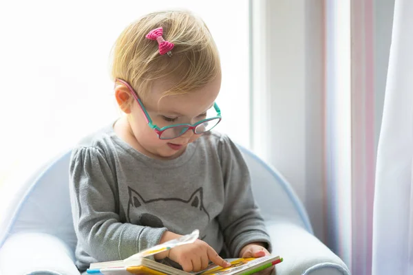 Bambina lettura libro — Foto Stock