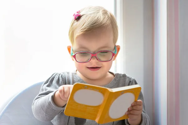 Klein meisje lezen boek — Stockfoto