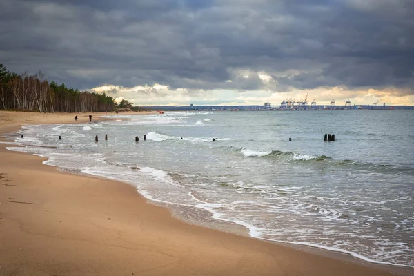 Mar Baltico spiaggia in tempo tempestoso — Foto Stock
