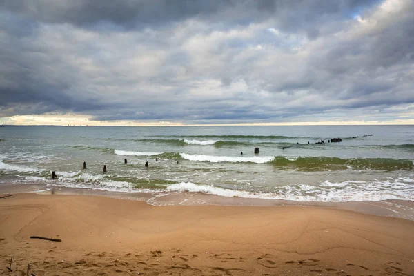 Παραλία της Βαλτικής θάλασσας σε θυελλώδεις καιρικές συνθήκες — Φωτογραφία Αρχείου