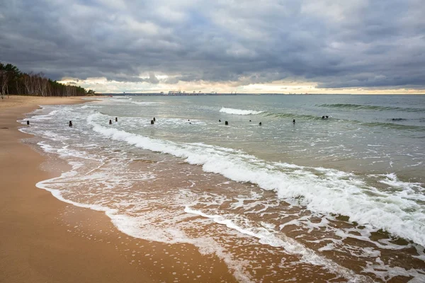 Baltische Zee strand in stormachtig weer — Stockfoto