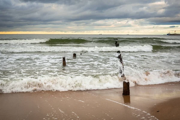 荒天でバルト海のビーチ — ストック写真