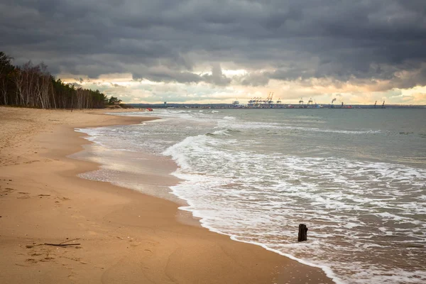 Baltské moře pláž v bouřlivé počasí — Stock fotografie