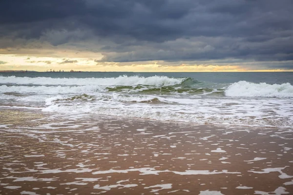Plaży nad Morzem Bałtyckim w sztormowej pogody — Zdjęcie stockowe