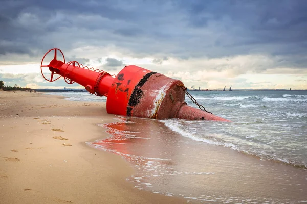 Bouée de marque de mer sur la plage de la mer Baltique — Photo