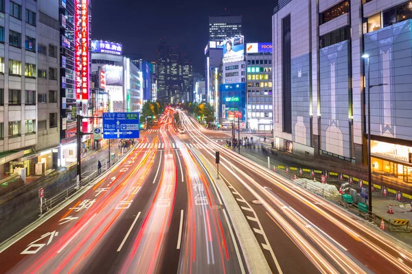 Cityscape of Shinjuku district with traffic lights on the street of Tokyo — Stock Photo, Image