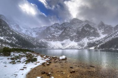 Güzel kış Tatra Dağları'nda deniz gölde göz at