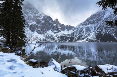 Güzel kış aylarında deniz Gölü nün göz Tatra Dağları