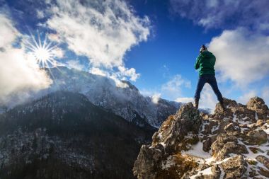 Tatra Dağları'nda bir tepe üstünde duran uzun yürüyüşe çıkan kimse
