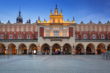 Krakow Cloth Hall alacakaranlıkta ana meydanında