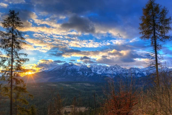 Όμορφη ανατολή του ηλίου πάνω στα βουνά Τάτρα — Φωτογραφία Αρχείου