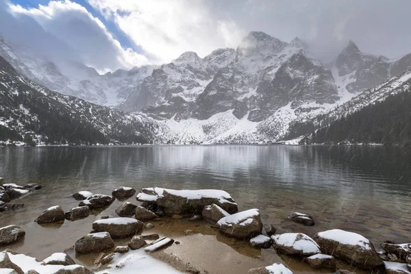 Hermoso invierno en el lago Eye of the Sea en las montañas de Tatra — Foto de Stock