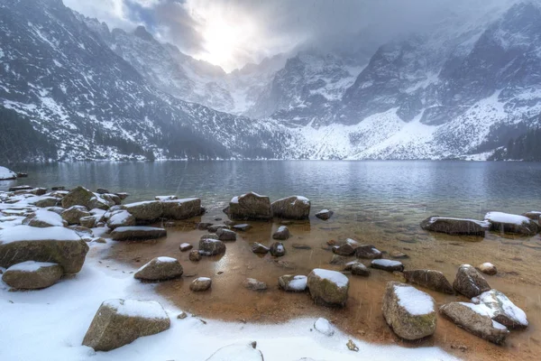 Όμορφο χειμώνα στο μάτι της λίμνης στη θάλασσα στα βουνά Τάτρα — Φωτογραφία Αρχείου