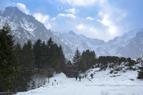 Schneeräumpfad in der Tatra im Winter — Stockfoto