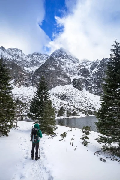 Uomo con zaino trekking in montagna Tatra — Foto Stock