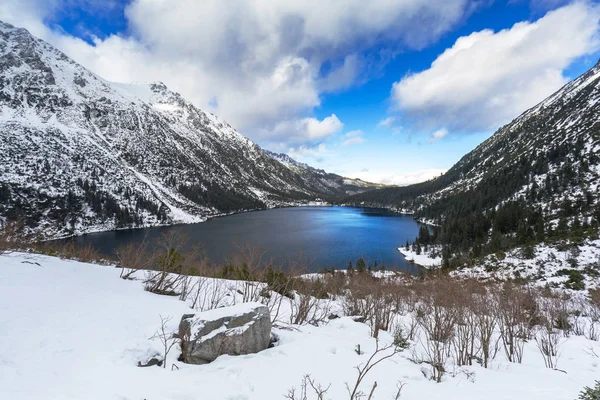 Lago Ojo del Mar en las montañas de Tatra en invierno — Foto de Stock