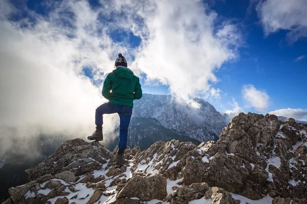 Escursionista in piedi sulla cima di una collina in montagna Tatra — Foto Stock