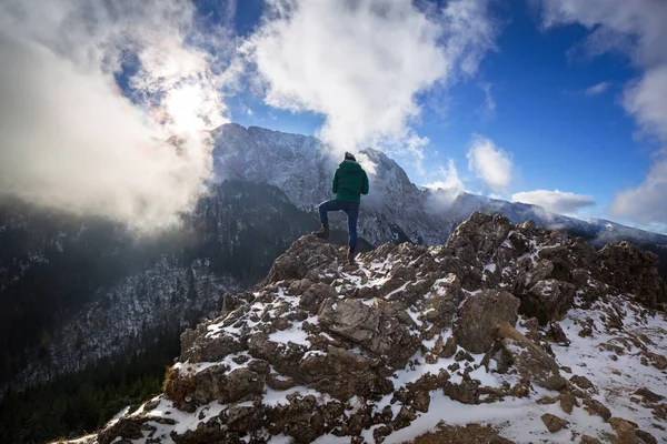 Caminhante em pé no topo de uma colina nas montanhas Tatra — Fotografia de Stock