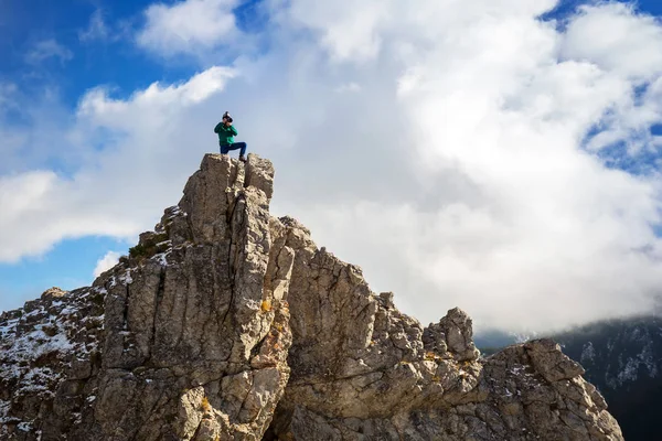 Stojący na szczycie wzgórza w Tatrach turysta — Zdjęcie stockowe