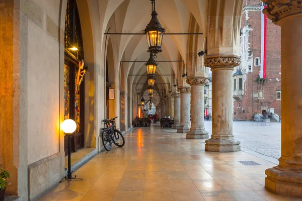 Kolommen met de Lakenhal Krakau op het grote plein — Stockfoto