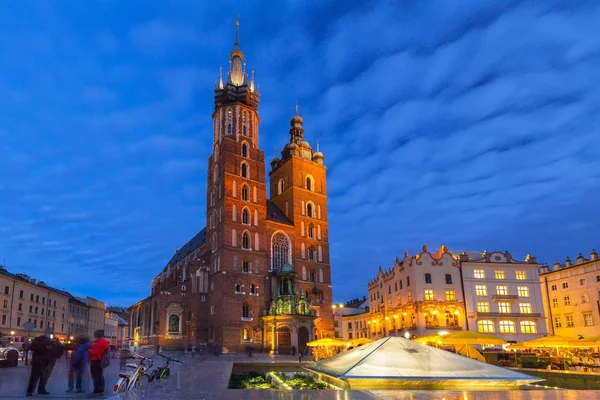 St. Mary Basilica in Krakow at night — Stock Photo, Image