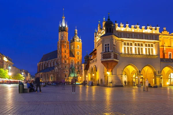 Na hlavním náměstí starého města v Krakově za soumraku — Stock fotografie