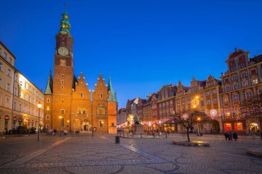 Pazar Meydanı ile eski Belediye Binası Wroclaw alacakaranlıkta, Polonya.