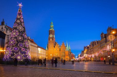 Pazar Meydanı ile eski Belediye Binası Wroclaw alacakaranlıkta, Polonya.