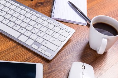 Bir fincan kahve ile modern ofis işyeri