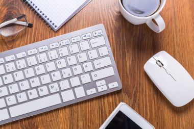 Bir fincan kahve ile modern ofis işyeri