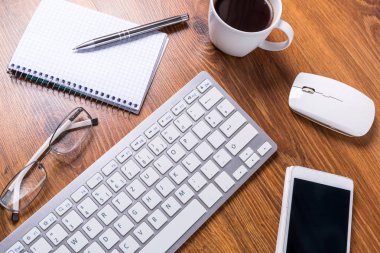 Bir fincan kahve ile modern ofis işyeri