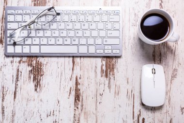 Bir fincan kahve ile modern ofis işyeri