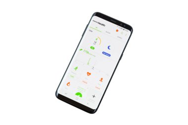 Gdansk, Polonya - 23 Kasım 2017: yeni siyah Samsung Galaxy S8 beyaz arka plan üzerinde. Samsung Galaxy sağlık uygulama üstünde belgili tanımlık perde.