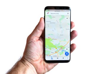 Gdansk, Polonya - 23 Kasım 2017: yeni siyah beyaz arka plan üzerinde Samsung Galaxy S8 elinde izole. Google Haritalar Navigasyon ekranda.