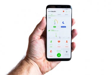 Gdansk, Polonya - 23 Kasım 2017: yeni siyah beyaz arka plan üzerinde Samsung Galaxy S8 elinde izole. Endomondo etkinlik uygulama üstünde belgili tanımlık perde.