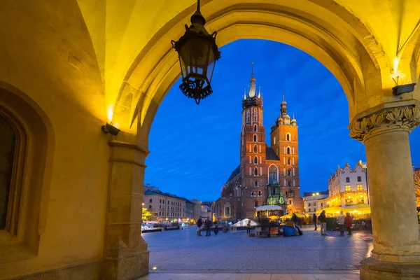 Mary Basilika Blick Von Der Krakauer Tuchhalle Der Abenddämmerung Polen — Stockfoto