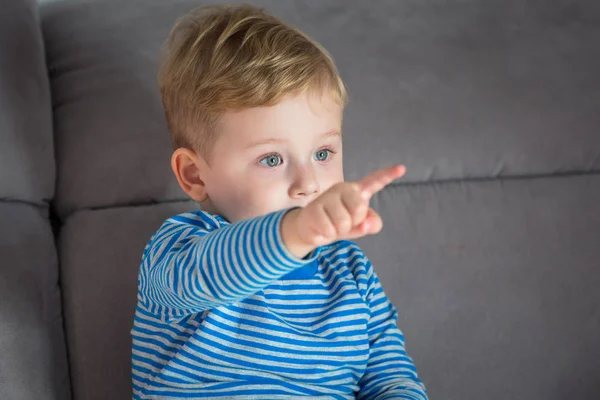 Kleiner Junge Zeigt Mit Dem Finger Auf Die Couch — Stockfoto