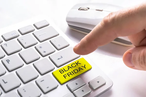 Prstem Stisknutím Tlačítka Počítač Znakem Black Friday — Stock fotografie