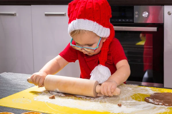 Cute little girl with roller pin preparing cookies — Stock Photo, Image